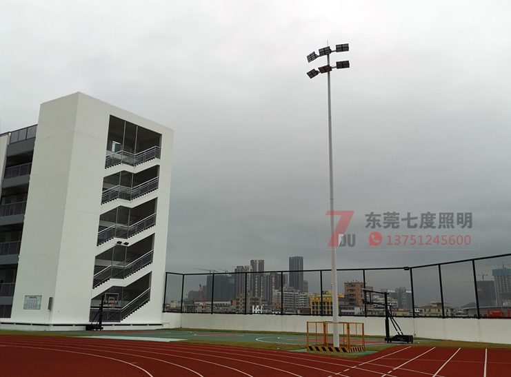 學校操場15米6x400W高桿燈現場實例圖片