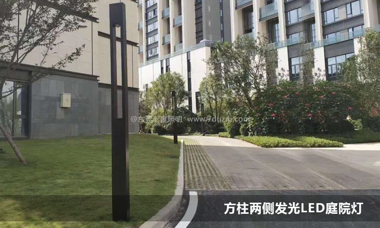 兩側照射光3米現(xiàn)代LED庭院燈小區(qū)安裝效果