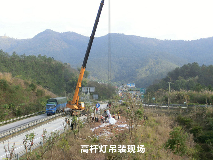 高速公路入口立交30米升降式高桿燈吊裝立桿現(xiàn)場(chǎng)